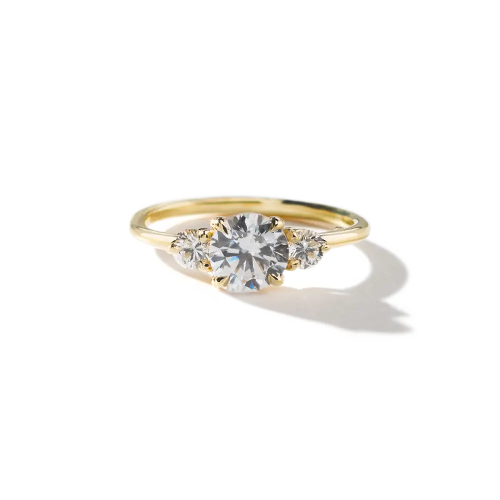 SCARLETT - NATURAL THREE STONE - 18K Yellow Gold / Round - Engagement Ring